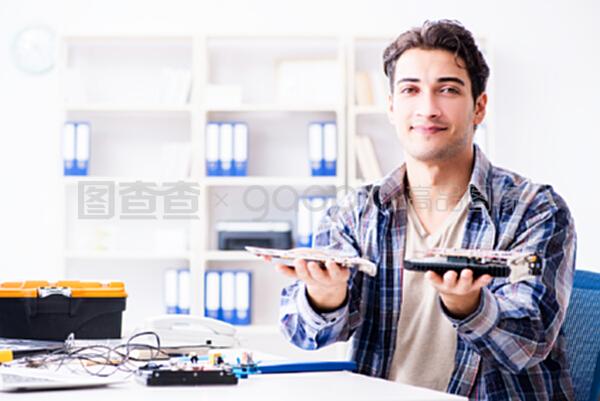 維修車間里的計算機專家 專業(yè)修理工如何讓機器重獲新生